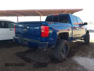 2018 Chevrolet Silverado 1500 LT z VIN 3GCUKREC3JG382038, wystawiony jako IAAI lot #43220792 z przebiegiem 101 358 mil mil oraz . Historia ofert i sprzedaży dostępna na DreamBid. Obrazek 4.