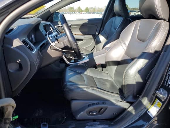 2015 Volvo S60 T5 Drive-E Platinum с VIN YV140MFM4F2353223, выставлен на аукционе Copart как лот 45112895 с пробегом 83 030 миль миль и Списание • Salvage title. История ставок и продаж доступна на DreamBid. Изображение 7.