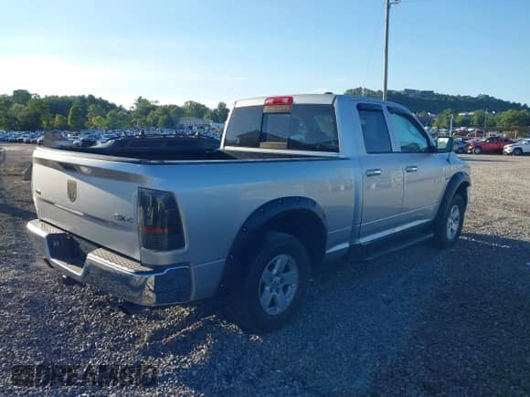 2009 Dodge 1500 SLT z VIN 1D3HV18T59S778912, wystawiony jako IAAI lot #43094256 z przebiegiem 152 716 mil mil oraz . Historia ofert i sprzedaży dostępna na DreamBid. Obrazek 4.