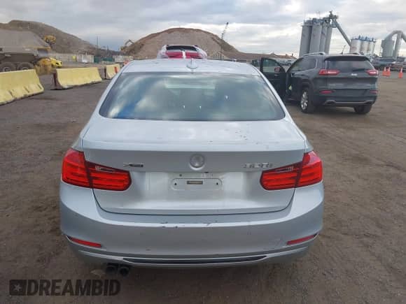 2014 BMW 3 Series 328i xDrive z VIN WBA3B5C58EF959174, wystawiony jako IAAI lot #43572143 z przebiegiem 129 760 mil mil oraz . Historia ofert i sprzedaży dostępna na DreamBid. Obrazek 16.