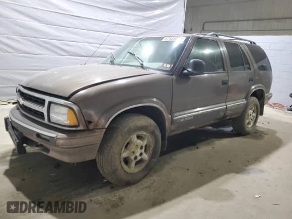 1997 Chevrolet Blazer LS with VIN 1GNDT13WXV2156113, listed as a Copart auction lot 57405055 with 203,821 mi miles and Clean title. Bid and sale history available at DreamBid. Image 1.