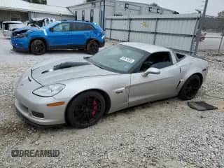2006 Chevrolet Corvette Z06 с VIN 1G1YY26E565126935, выставлен на аукционе Copart как лот 87674205 с пробегом 71 842 миль миль и Списание • Salvage title. История ставок и продаж доступна на DreamBid. Изображение 1.