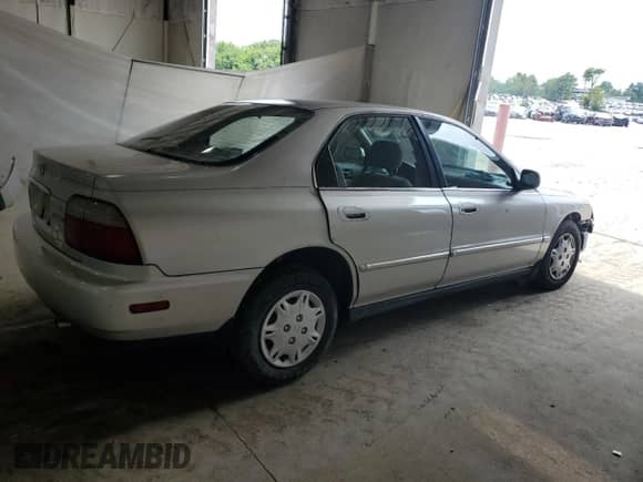 1997 Honda Accord Value с VIN 1HGCD5689VA162644, выставлен на аукционе Copart как лот 64222835 с пробегом 173 778 миль миль и Списание • Salvage title. История ставок и продаж доступна на DreamBid. Изображение 3.
