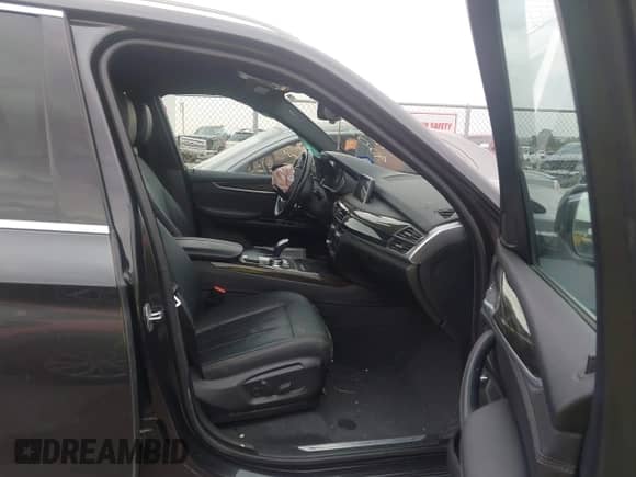 2018 BMW X5 xDrive35i z VIN 5UXKR0C5XJL073705, wystawiony jako IAAI lot #42027794 z przebiegiem 54 522 mil mil oraz . Historia ofert i sprzedaży dostępna na DreamBid. Obrazek 5.