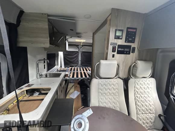 2023 Ram ProMaster Cargo z VIN 3C6MRVJG5PE607083, wystawiony jako IAAI lot #43215278 z przebiegiem Nie podano mil oraz . Historia ofert i sprzedaży dostępna na DreamBid. Obrazek 11.