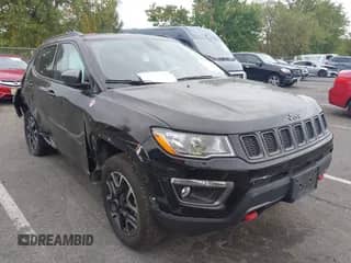 2019 Jeep Compass Trailhawk z VIN 3C4NJDDB9KT799420, wystawiony jako IAAI lot #40375572 z przebiegiem 74 077 mil mil oraz . Historia ofert i sprzedaży dostępna na DreamBid. Obrazek 1.