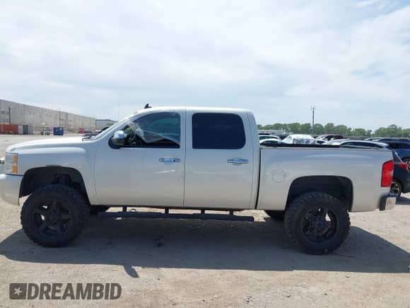2012 Chevrolet Silverado 1500 LTZ z VIN 3GCPKTE71CG232543, wystawiony jako IAAI lot #42803535 z przebiegiem 154 377 mil mil oraz . Historia ofert i sprzedaży dostępna na DreamBid. Obrazek 14.