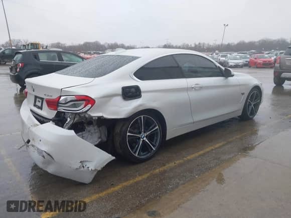 2019 BMW 4 Series 430i xDrive z VIN WBA4W5C51KAE51214, wystawiony jako IAAI lot #41225505 z przebiegiem 52 288 mil mil oraz . Historia ofert i sprzedaży dostępna na DreamBid. Obrazek 4.