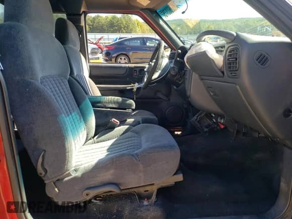 2001 Chevrolet S-10 LS z VIN 1GCCS19W018129055, wystawiony jako Copart lot #85260375 z przebiegiem 189 230 mil mil oraz Szkoda całkowita • Salvage title. Historia ofert i sprzedaży dostępna na DreamBid. Obrazek 7.