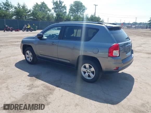2013 Jeep Compass Sport z VIN 1C4NJCBA3DD265990, wystawiony jako IAAI lot #42644318 z przebiegiem 130 092 mil mil oraz . Historia ofert i sprzedaży dostępna na DreamBid. Obrazek 3.