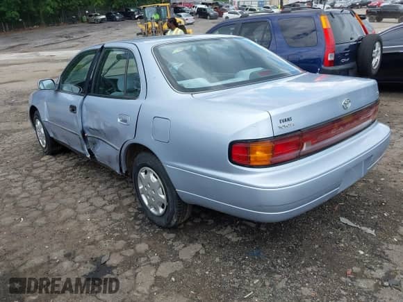 1994 Toyota Camry LE z VIN 4T1SK12E4RU439415, wystawiony jako IAAI lot #42246497 z przebiegiem 82 524 mil mil oraz . Historia ofert i sprzedaży dostępna na DreamBid. Obrazek 3.