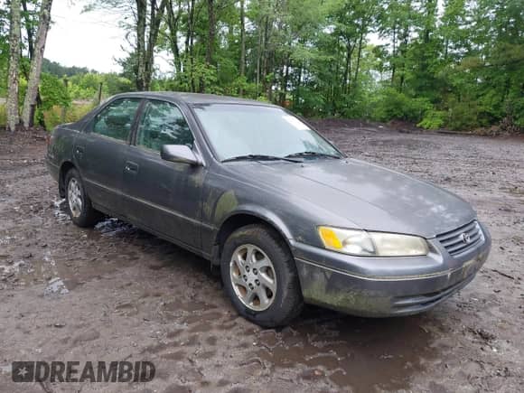 1997 Toyota Camry LE z VIN 4T1BF22K3VU014200, wystawiony jako IAAI lot #42367830 z przebiegiem 77 205 mil mil oraz . Historia ofert i sprzedaży dostępna na DreamBid. Obrazek 1.