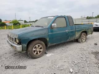 1996 Nissan Frontier XE z VIN 1N6SD16SXTC302990, wystawiony jako Copart lot #55957625 z przebiegiem 145 815 mil mil oraz Czysty tytuł • Clean title. Historia ofert i sprzedaży dostępna na DreamBid. Obrazek 1.