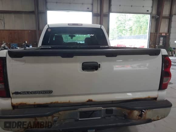 2007 Chevrolet Silverado 1500HD LS z VIN 1GCGK13U97F102188, wystawiony jako IAAI lot #42447177 z przebiegiem 260 613 mil mil oraz . Historia ofert i sprzedaży dostępna na DreamBid. Obrazek 16.