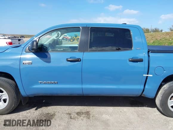 2020 Toyota Tundra SR5 с VIN 5TFDY5F1XLX887092, выставлен на аукционе IAAI как лот 40540625 с пробегом Не указан миль и . История ставок и продаж доступна на DreamBid. Изображение 13.
