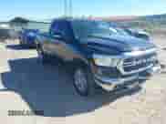 2020 Ram 1500 Big Horn z VIN 1C6SRFBT2LN214446, wystawiony jako IAAI lot #43329392 z przebiegiem 57 501 mil mil oraz . Historia ofert i sprzedaży dostępna na DreamBid. Obrazek 1.