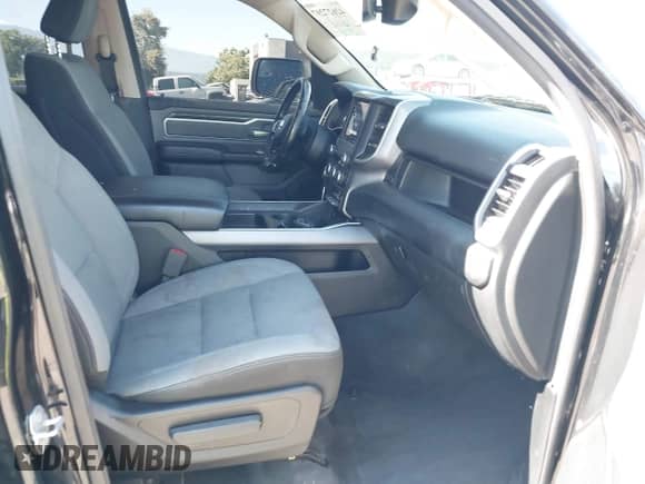 2020 Ram 1500 Big Horn z VIN 1C6RREBT2LN259296, wystawiony jako IAAI lot #42627297 z przebiegiem 90 696 mil mil oraz . Historia ofert i sprzedaży dostępna na DreamBid. Obrazek 5.