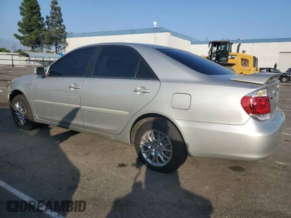 2005 Toyota Camry XLE z VIN 4T1BE32K85U504883, wystawiony jako Copart lot #87354985 z przebiegiem 219 791 mil mil oraz Szkoda całkowita • Salvage title. Historia ofert i sprzedaży dostępna na DreamBid. Obrazek 2.