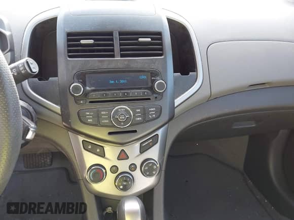 2013 Chevrolet Sonic LT с VIN 1G1JC6SG3D4142309, выставлен на аукционе IAAI как лот 43463764 с пробегом 82 411 миль миль и . История ставок и продаж доступна на DreamBid. Изображение 16.