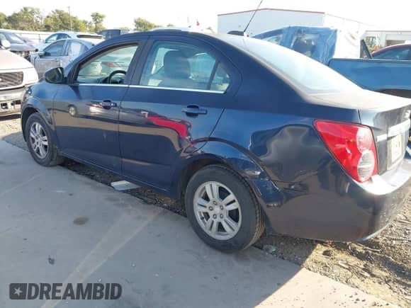 2015 Chevrolet Sonic LT с VIN 1G1JC5SH9F4127397, выставлен на аукционе IAAI как лот 43143578 с пробегом 110 677 миль миль и . История ставок и продаж доступна на DreamBid. Изображение 3.