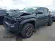 2024 Toyota Tacoma SR5 z VIN 3TMLB5JN2RM051282, wystawiony jako IAAI lot #42370502 z przebiegiem 3 932 mil mil oraz . Historia ofert i sprzedaży dostępna na DreamBid. Obrazek 18.