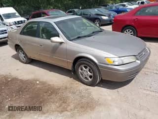 1998 Toyota Camry LE z VIN 4T1BG22K8WU369961, wystawiony jako IAAI lot #43373421 z przebiegiem 184 062 mil mil oraz . Historia ofert i sprzedaży dostępna na DreamBid. Obrazek 1.