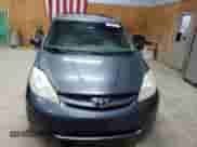2010 Toyota Sienna CE z VIN 5TDKK4CC1AS316666, wystawiony jako Copart lot #82277205 z przebiegiem 349 871 mil mil oraz Czysty tytuł • Clean title. Historia ofert i sprzedaży dostępna na DreamBid. Obrazek 5.