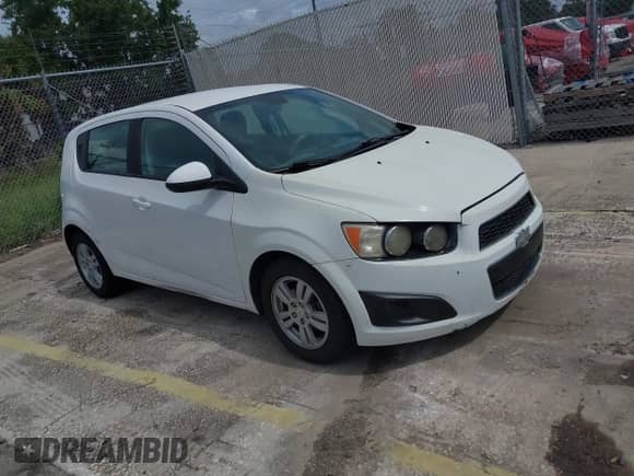 2012 Chevrolet Sonic LS z VIN 1G1JA6SHXC4129814, wystawiony jako IAAI lot #42654984 z przebiegiem 160 545 mil mil oraz . Historia ofert i sprzedaży dostępna na DreamBid. Obrazek 1.