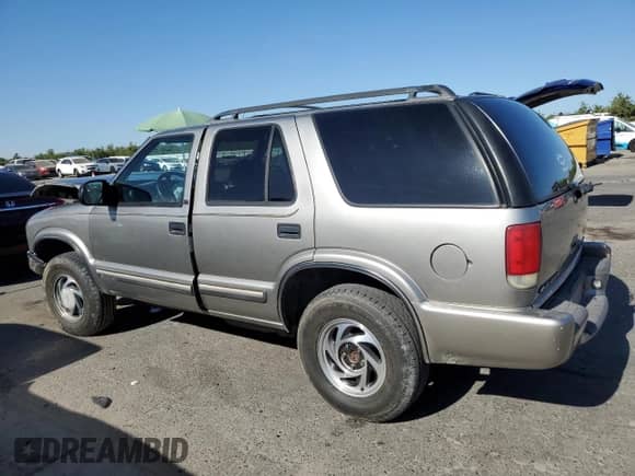 2001 Chevrolet Blazer LT with VIN 1GNDT13W512162749, listed as a Copart auction lot 68050205 with 181,710 mi miles and Salvage title. Bid and sale history available at DreamBid. Image 2.