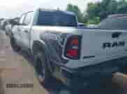 2025 Ram 1500 Rebel z VIN 1C6SRFLP1SN576994, wystawiony jako IAAI lot #42767833 z przebiegiem 26 955 mil mil oraz . Historia ofert i sprzedaży dostępna na DreamBid. Obrazek 3.