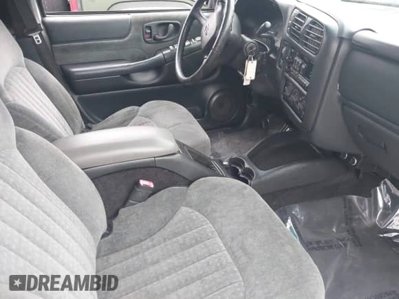 2002 Chevrolet Blazer LS z VIN 1GNDT13W12K155699, wystawiony jako IAAI lot #42558320 z przebiegiem 104 072 mil mil oraz . Historia ofert i sprzedaży dostępna na DreamBid. Obrazek 5.