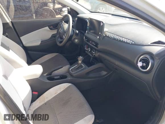 2022 Hyundai Kona SE с VIN KM8K22AB6NU866781, выставлен на аукционе IAAI как лот 42515913 с пробегом 43 571 миль миль и . История ставок и продаж доступна на DreamBid. Изображение 5.