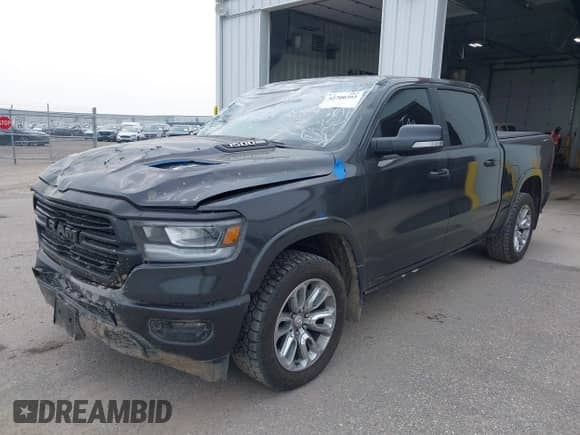 2022 Ram 1500 Laramie z VIN 1C6SRFJM3NN104261, wystawiony jako IAAI lot #42700393 z przebiegiem 99 055 mil mil oraz . Historia ofert i sprzedaży dostępna na DreamBid. Obrazek 2.