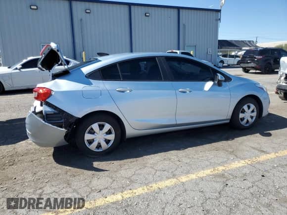 2017 Chevrolet Cruze LS z VIN 3G1BC5SM4HS565006, wystawiony jako Copart lot #85113385 z przebiegiem 60 458 mil mil oraz Szkoda całkowita • Salvage title. Historia ofert i sprzedaży dostępna na DreamBid. Obrazek 3.