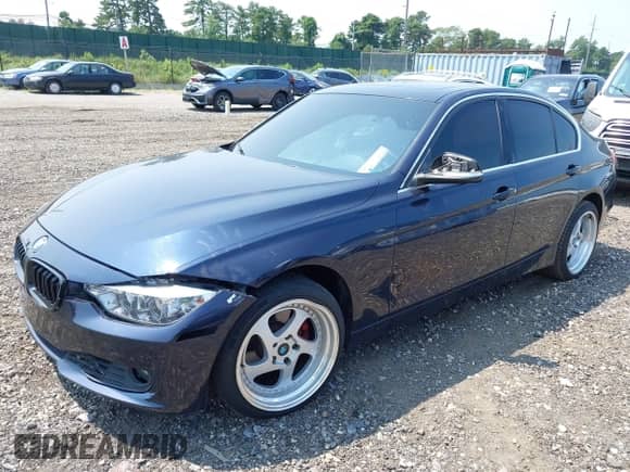 2014 BMW 3 Series 328i xDrive z VIN WBA3B3C51EJ982149, wystawiony jako IAAI lot #42897290 z przebiegiem 130 498 mil mil oraz . Historia ofert i sprzedaży dostępna na DreamBid. Obrazek 2.