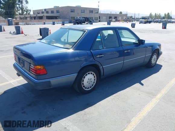 1991 Mercedes-Benz 300 E z VIN WDBEA30D3MB480499, wystawiony jako IAAI lot #42854983 z przebiegiem 166 741 mil mil oraz . Historia ofert i sprzedaży dostępna na DreamBid. Obrazek 4.