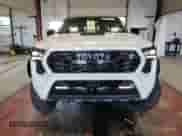 2025 Toyota Tacoma TRD Sport Hybrid z VIN 3TYLC5LN8ST022034, wystawiony jako Copart lot #85674425 z przebiegiem 6 920 mil mil oraz Szkoda całkowita • Salvage title. Historia ofert i sprzedaży dostępna na DreamBid. Obrazek 5.