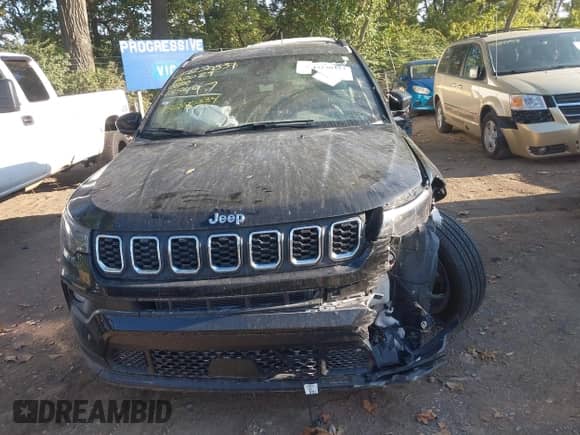 2024 Jeep Compass Latitude Lux z VIN 3C4NJDFN0RT155497, wystawiony jako IAAI lot #43220334 z przebiegiem 16 779 mil mil oraz . Historia ofert i sprzedaży dostępna na DreamBid. Obrazek 13.