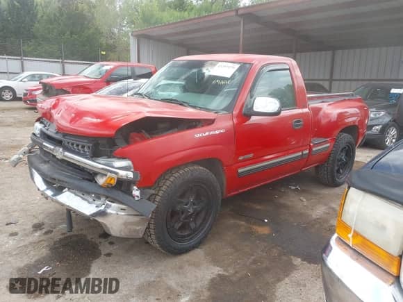 2000 Chevrolet Silverado 1500 LS z VIN 1GCEC14T6YZ265746, wystawiony jako IAAI lot #43297179 z przebiegiem 245 915 mil mil oraz . Historia ofert i sprzedaży dostępna na DreamBid. Obrazek 2.