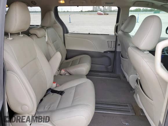 2015 Toyota Sienna XLE z VIN 5TDYK3DC1FS549649, wystawiony jako Copart lot #70762555 z przebiegiem 106 883 mil mil oraz Szkoda całkowita • Salvage title. Historia ofert i sprzedaży dostępna na DreamBid. Obrazek 11.