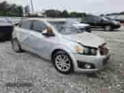 2012 Chevrolet Sonic LT z VIN 1G1JC5SH9C4135348, wystawiony jako Copart lot #82212215 z przebiegiem 168 538 mil mil oraz Szkoda całkowita • Salvage title. Historia ofert i sprzedaży dostępna na DreamBid. Obrazek 4.