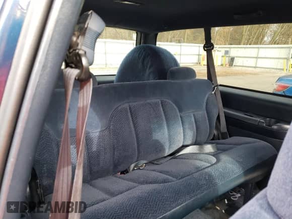 1999 Chevrolet Tahoe z VIN 3GNEK18R1XG208636, wystawiony jako Copart lot #83521334 z przebiegiem 146 408 mil mil oraz Czysty tytuł • Clean title. Historia ofert i sprzedaży dostępna na DreamBid. Obrazek 11.