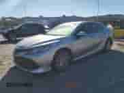 2020 Toyota Camry LE z VIN 4T1C11AK8LU351957, wystawiony jako Copart lot #86512345 z przebiegiem 83 646 mil mil oraz Szkoda całkowita • Salvage title. Historia ofert i sprzedaży dostępna na DreamBid. Obrazek 1.