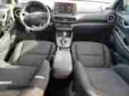 2022 Hyundai Kona SEL с VIN KM8K32AB1NU898096, выставлен на аукционе Copart как лот 70049855 с пробегом 47 746 миль миль и Списание • Salvage title. История ставок и продаж доступна на DreamBid. Изображение 8.