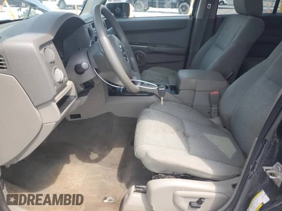 2006 Jeep Commander z VIN 1J8HG48NX6C310730, wystawiony jako Copart lot #67908125 z przebiegiem 150 144 mil mil oraz Szkoda całkowita • Salvage title. Historia ofert i sprzedaży dostępna na DreamBid. Obrazek 7.