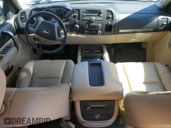 2008 Chevrolet Silverado 3500HD DRW LTZ с VIN 1GCJK33658F111202, выставлен на аукционе Copart как лот 48183765 с пробегом 124 859 миль миль и Списание • Salvage title. История ставок и продаж доступна на DreamBid. Изображение 8.