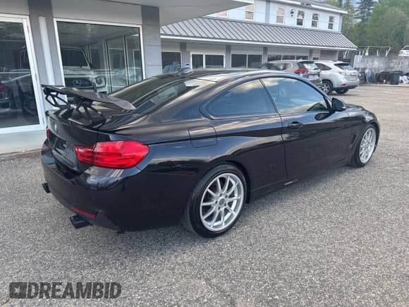 2014 BMW 4 Series 435i xDrive z VIN WBA3R5C50EF784642, wystawiony jako IAAI lot #42238764 z przebiegiem 80 550 mil mil oraz . Historia ofert i sprzedaży dostępna na DreamBid. Obrazek 4.