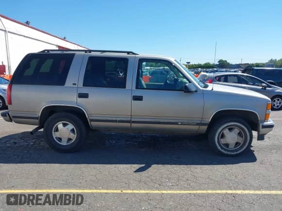 1999 Chevrolet Tahoe z VIN 1GNEK13R9XJ375509, wystawiony jako IAAI lot #43053331 z przebiegiem 197 457 mil mil oraz . Historia ofert i sprzedaży dostępna na DreamBid. Obrazek 14.