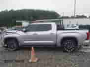 2024 Toyota Tundra Limited z VIN 5TFJA5DB2RX216804, wystawiony jako IAAI lot #42913960 z przebiegiem 13 394 mil mil oraz . Historia ofert i sprzedaży dostępna na DreamBid. Obrazek 14.