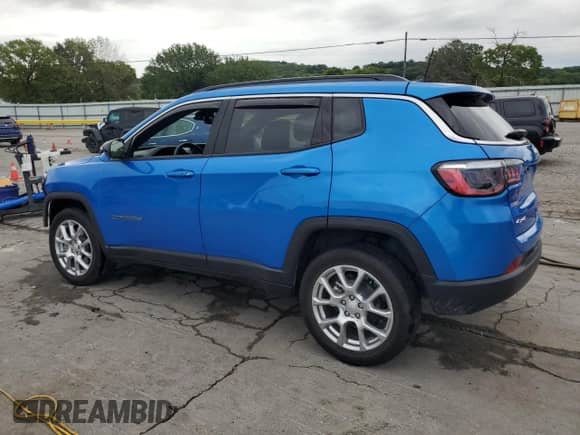 2023 Jeep Compass Latitude Lux z VIN 3C4NJDFN7PT546210, wystawiony jako Copart lot #68833065 z przebiegiem 12 701 mil mil oraz Szkoda całkowita • Salvage title. Historia ofert i sprzedaży dostępna na DreamBid. Obrazek 2.